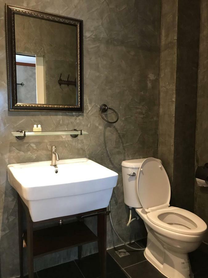 Center Point Plaza Hostel Банкок Екстериор снимка