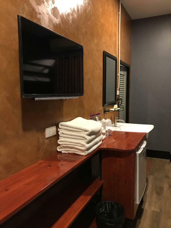 Center Point Plaza Hostel Банкок Екстериор снимка