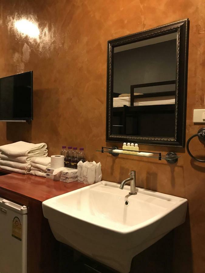 Center Point Plaza Hostel Банкок Екстериор снимка